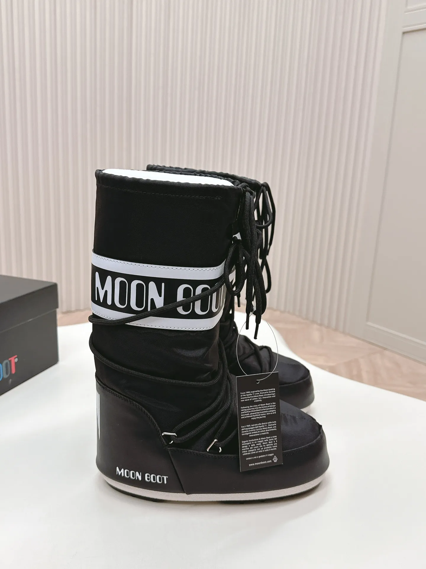 Men's men's shoes pP620! Fabric high boots Moon Boot 24ss The latest snow boots series for autumn and winter... Ugly snow short boots Forget UGG, fashionable people are wearing Moon Boot snow boots. If you find it difficult to accept the revival of UGG, now there is a more alternative snow boot that is back. It is 4 cm taller, that is the Moon Boot. It was already very popular in the millennium. Paris Hilton, Victoria Beckham and other celebrities often wore it, and now the Y2K trend is popular again. The same QQ show outfit worn by young children. The ugly snow boots that have been shown by thousands of people have become popular again. They are not distinguished between men and women. They look slim and warm and easy to wear. Fabric: 70% cotton and 30% plastic. Lining: 100% silk cotton liner. Feet: 100% silk cotton liner. Outsole: thermoplastic rubber. Bottom thickness: 4cm. Size: #35-41 (41 customization is not returnable).